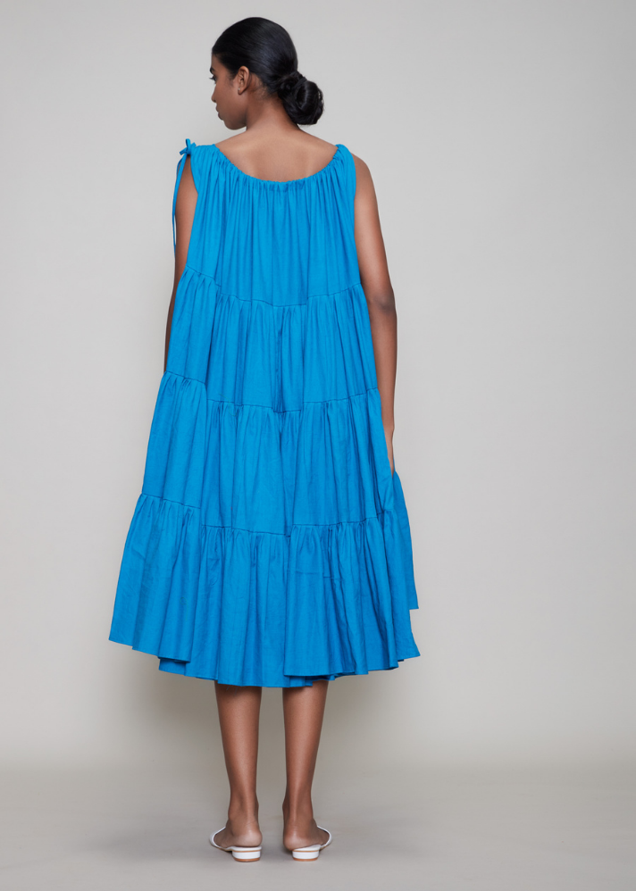 Women wearing Handwoven Cotton blue New Vena Aakaar Blue dress by Mati curated by Only ethikal 