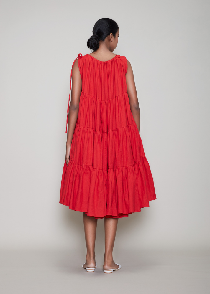 Women wearing Handwoven Cotton red New Vena Aakaar Red dress by Mati curated by Only ethikal 