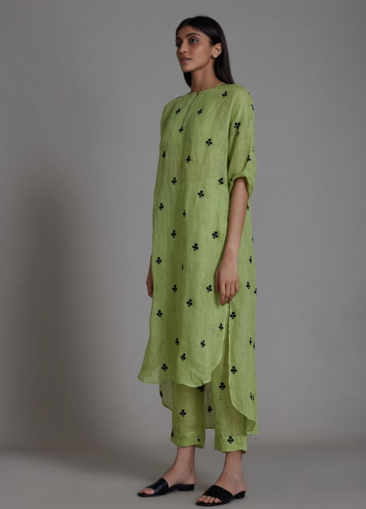 A Model Wearing Green Linen Trump Card Tunic-Green, curated by Only Ethikal