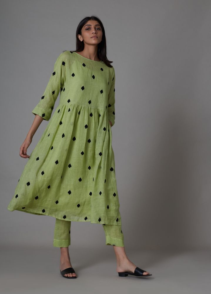 A Model Wearing Green Linen Teen Patti Set- Green, curated by Only Ethikal