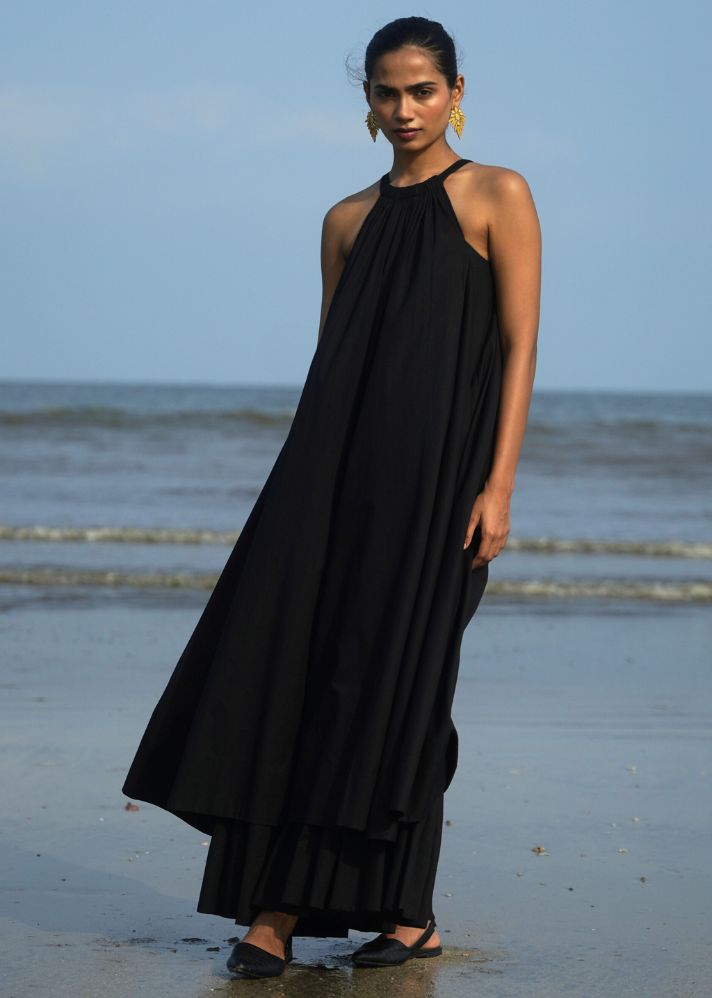 A Model Wearing Black Pure Cotton Abeer - Black, curated by Only Ethikal