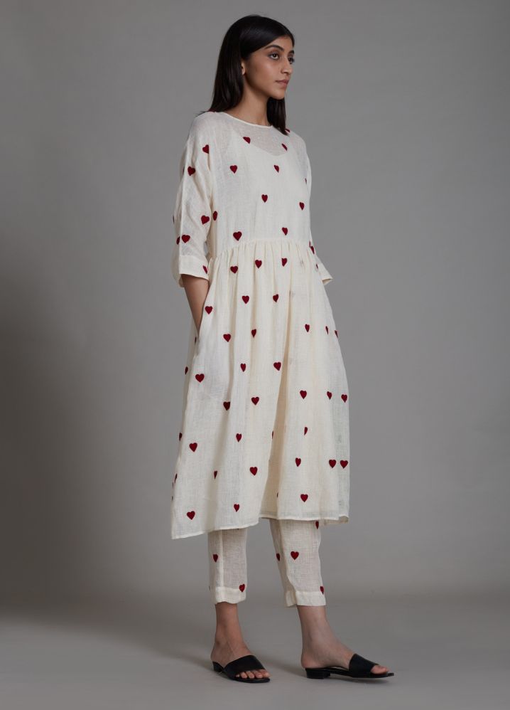 A Model Wearing White Linen Teen Patti Set-Oatmeal, curated by Only Ethikal