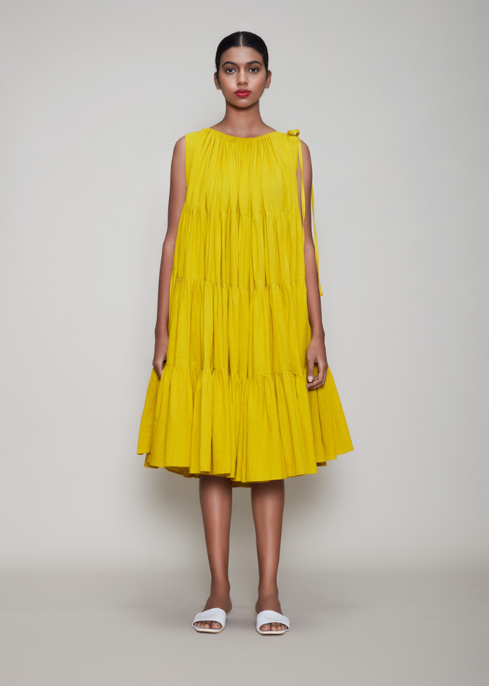Women wearing Handwoven Cotton yellow New Vena Aakaar Yellow dress by Mati curated by Only ethikal 
