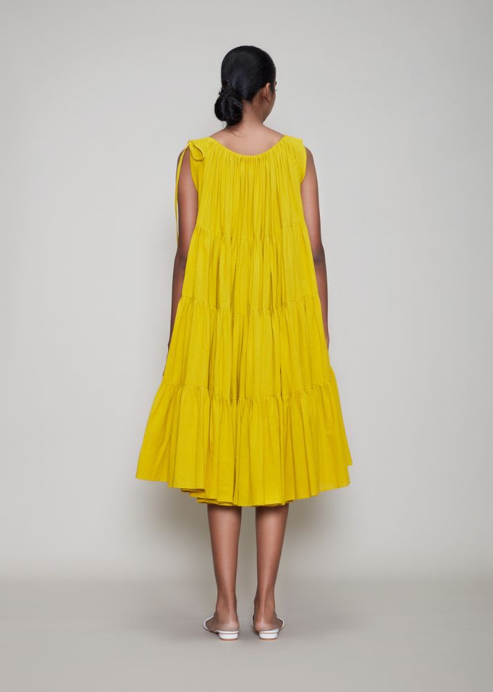 Women wearing Handwoven Cotton yellow New Vena Aakaar Yellow dress by Mati curated by Only ethikal 