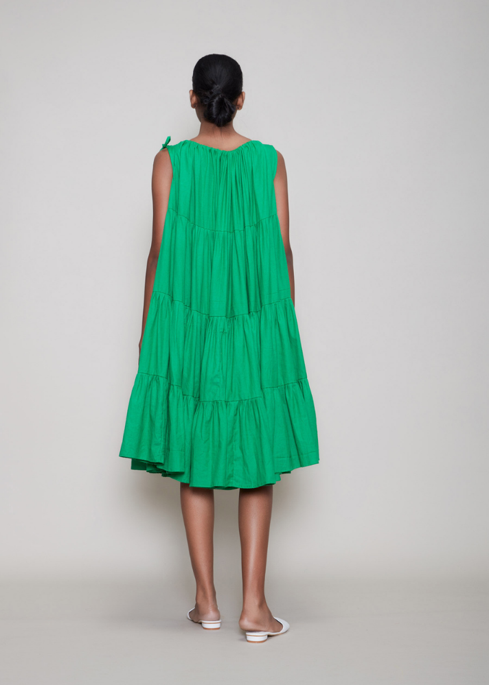 Women wearing Handwoven Cotton green New Vena Aakaar Green dress by Mati curated by Only ethikal 